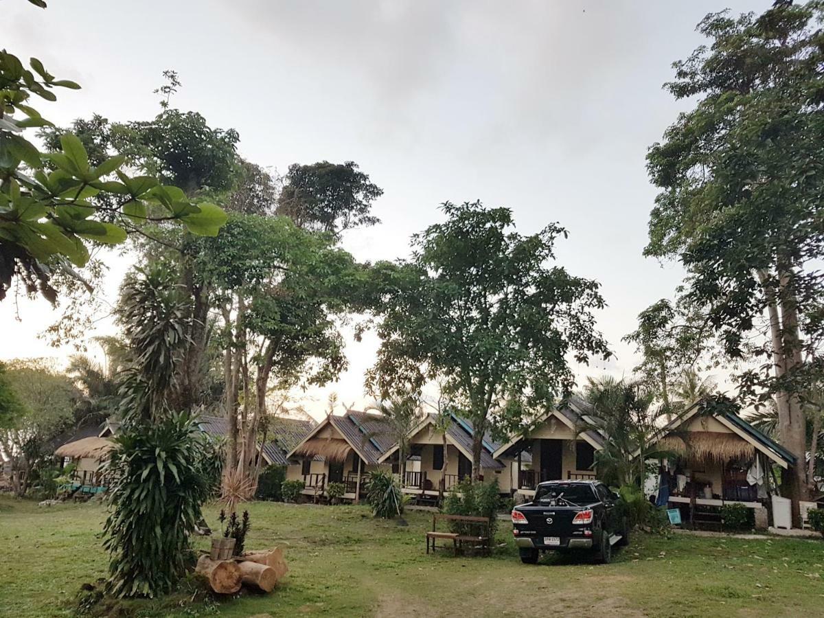 ฺbay Yard Hut Hotell Koh Chang Exteriör bild