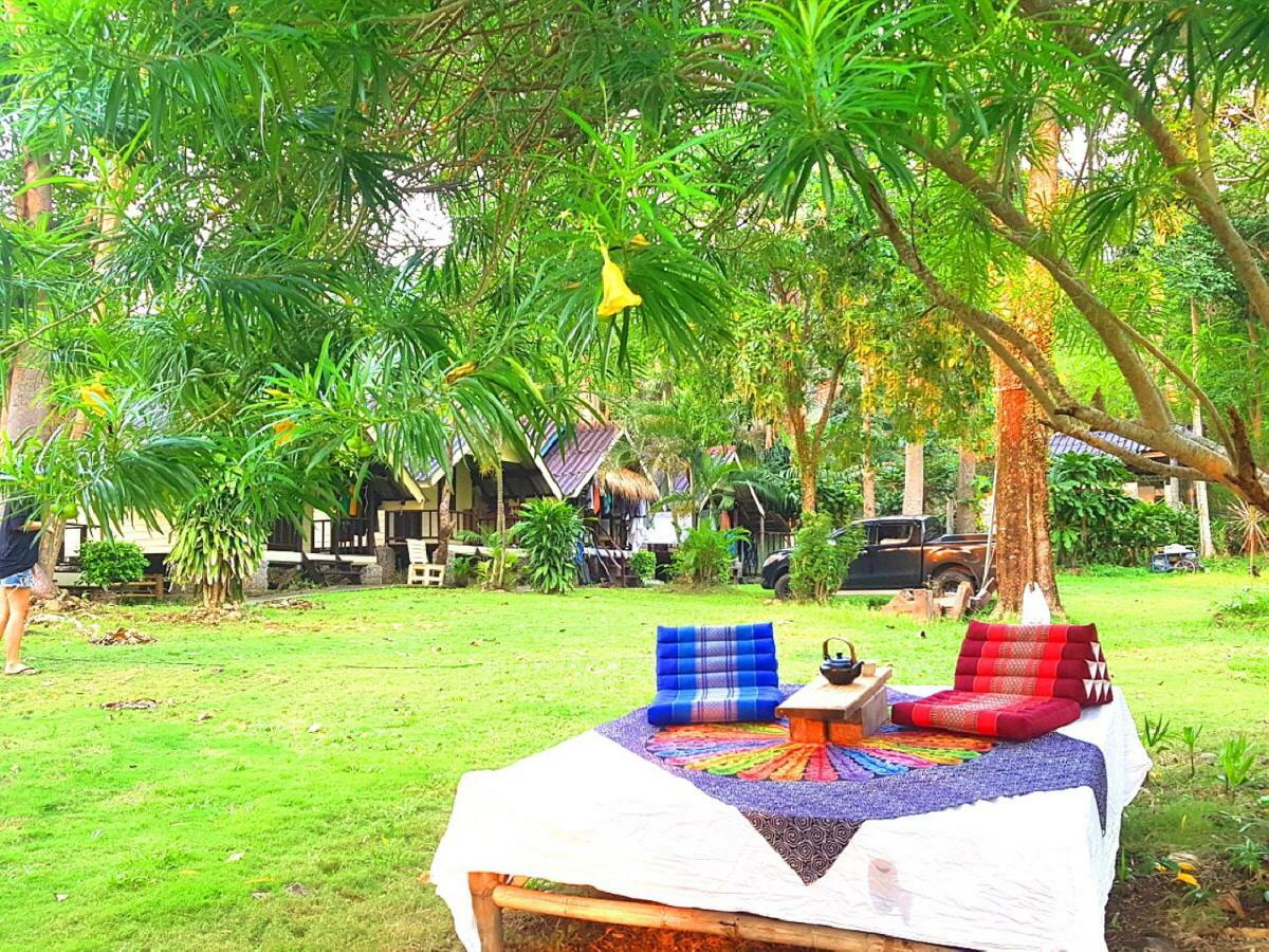 ฺbay Yard Hut Hotell Koh Chang Exteriör bild