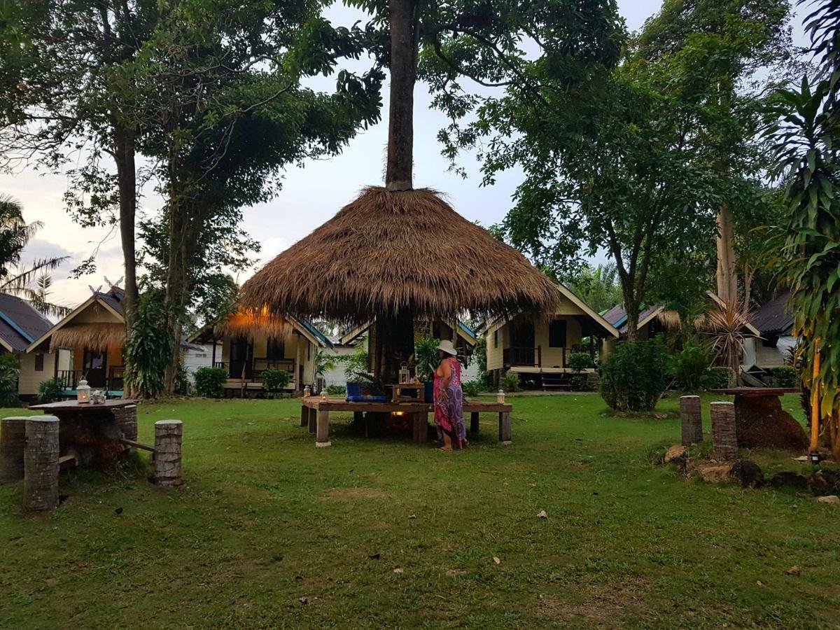 ฺbay Yard Hut Hotell Koh Chang Exteriör bild